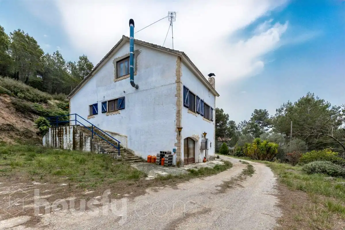 Vista exterior de Casa o xalet en venda en Torrelles de Foix amb Aire condicionat, Calefacció i Jardí privat