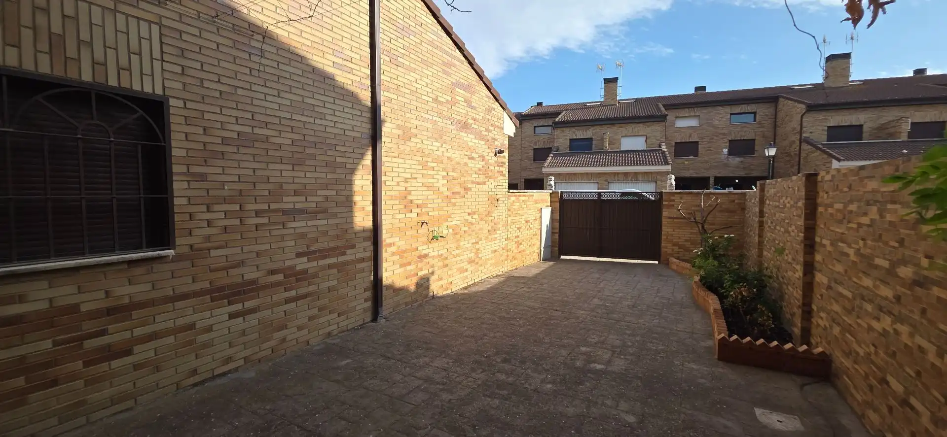 Parkplatz von Haus oder Chalet zum Verkauf in Ugena mit Klimaanlage, Heizung und Privatgarten