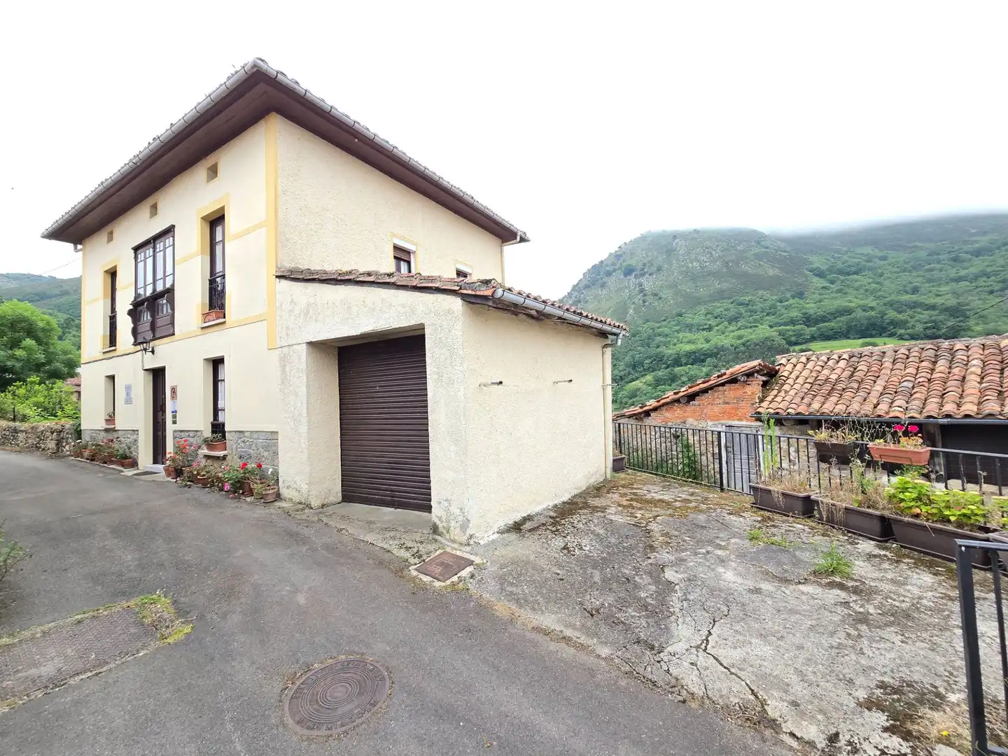 Vista exterior de Casa o xalet en venda en Llanes amb Calefacció, Terrassa i Traster
