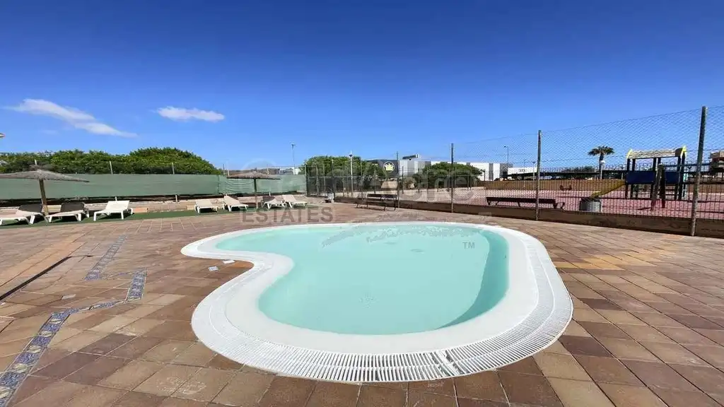Piscina de Apartamento en venta en La Oliva