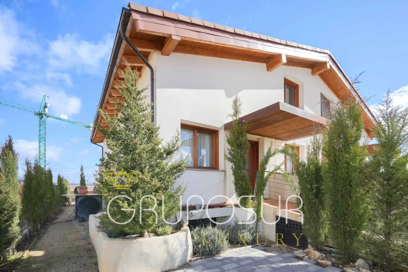 Außenansicht von Einfamilien-Reihenhaus zum Verkauf in Valladolid mit Klimaanlage, Heizung und Terrasse
