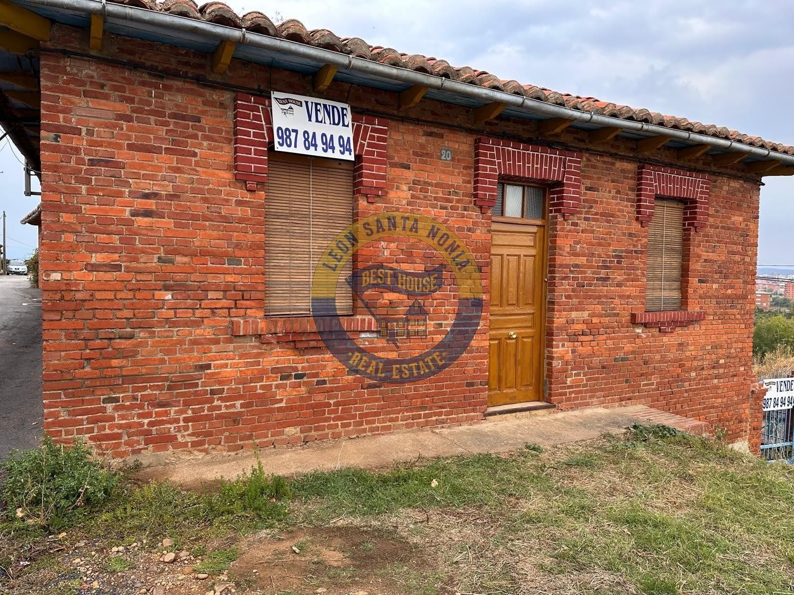 Vista exterior de Casa o xalet en venda en León Capital  amb Jardí privat