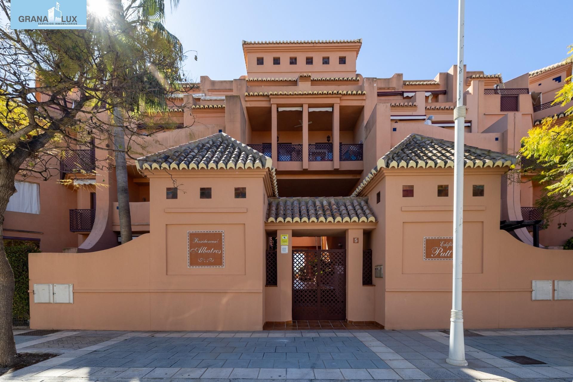 Vista exterior de Àtic en venda en Motril amb Aire condicionat, Terrassa i Traster