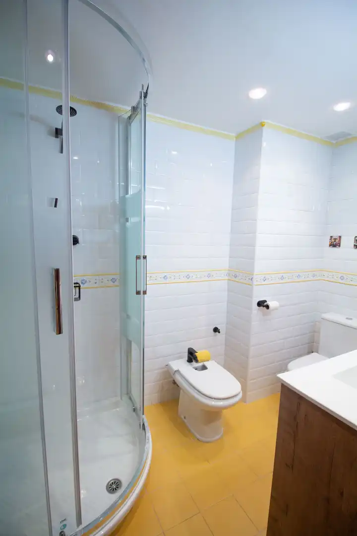 Baño de Piso de alquiler en Gijón  con Calefacción, Terraza y Trastero