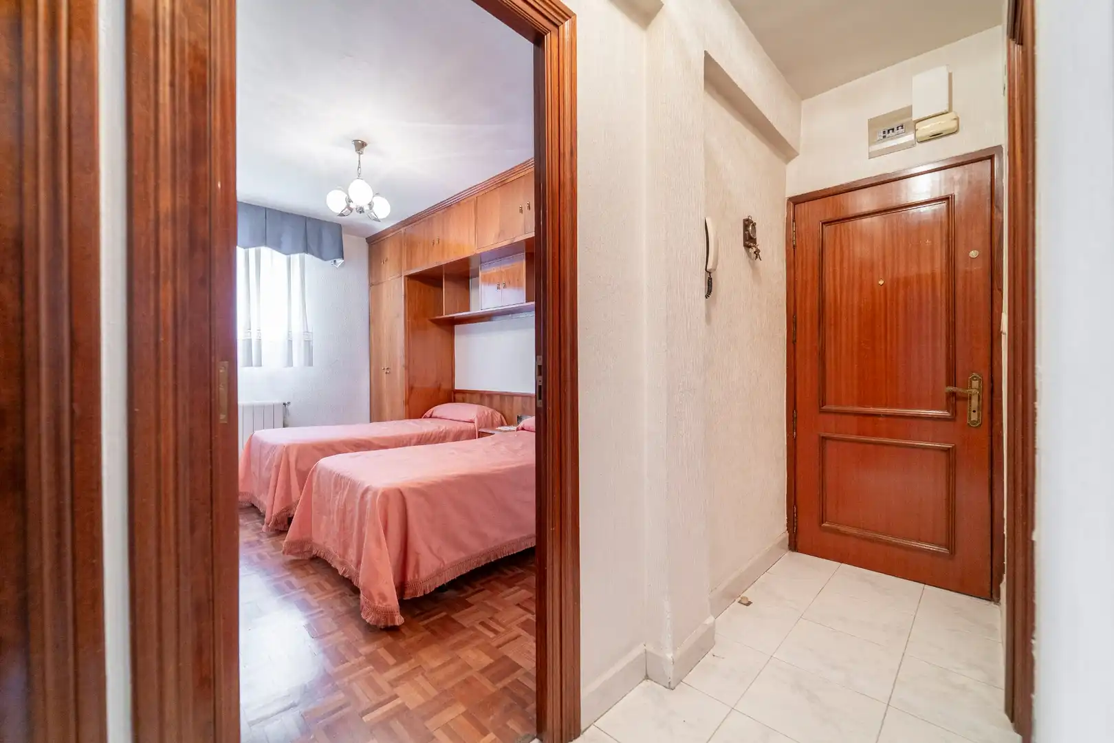 Habitación de Piso en venta en Madrid con Calefacción, Jardín privado y Internet