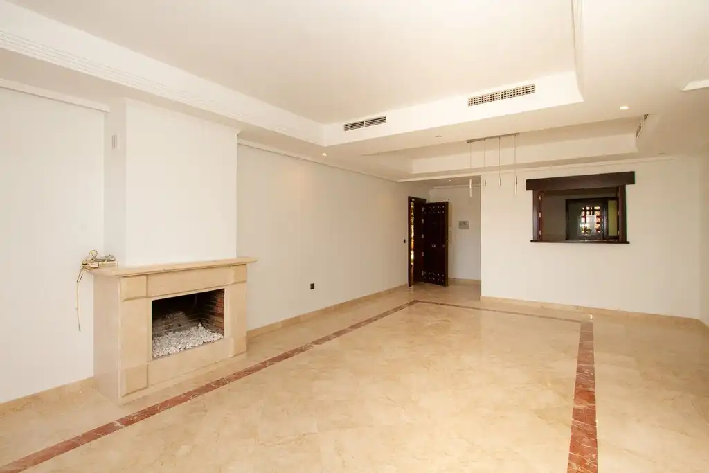 Bajo con piscina en venta en La Mairena