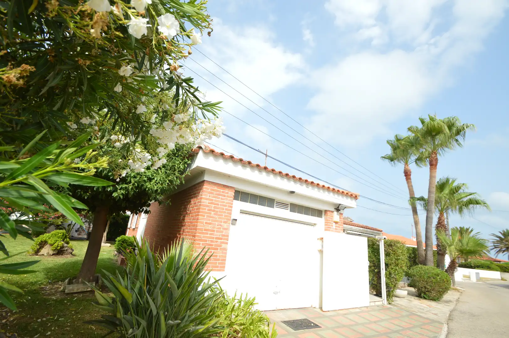 Vista exterior de Casa o xalet en venda en Vinaròs amb Aire condicionat, Calefacció i Jardí privat