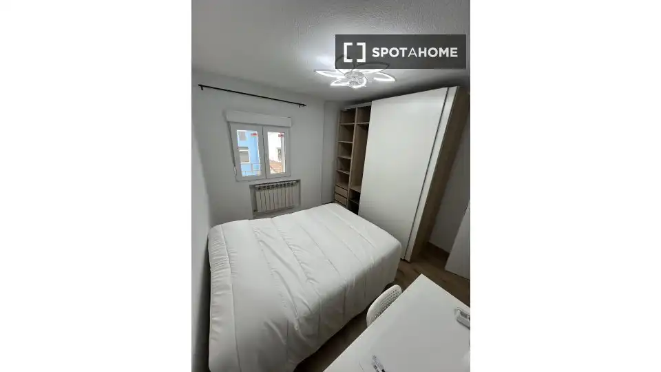 Bedroom of Flat for share in Madrid  with Air Conditioner, Heating and Terrace