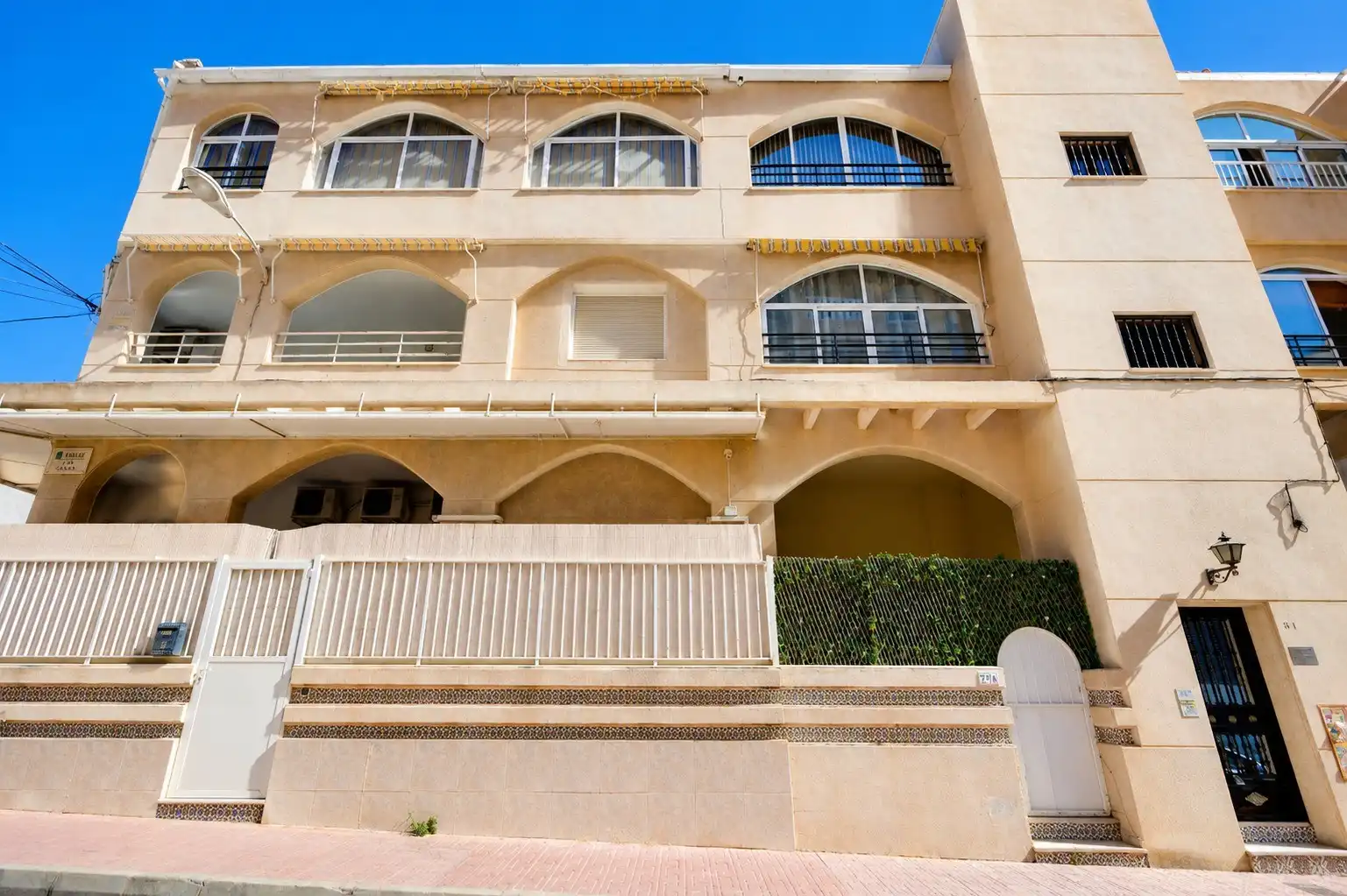 Vista exterior de Planta baixa en venda en Torrevieja amb Aire condicionat, Moblat i Rentadora