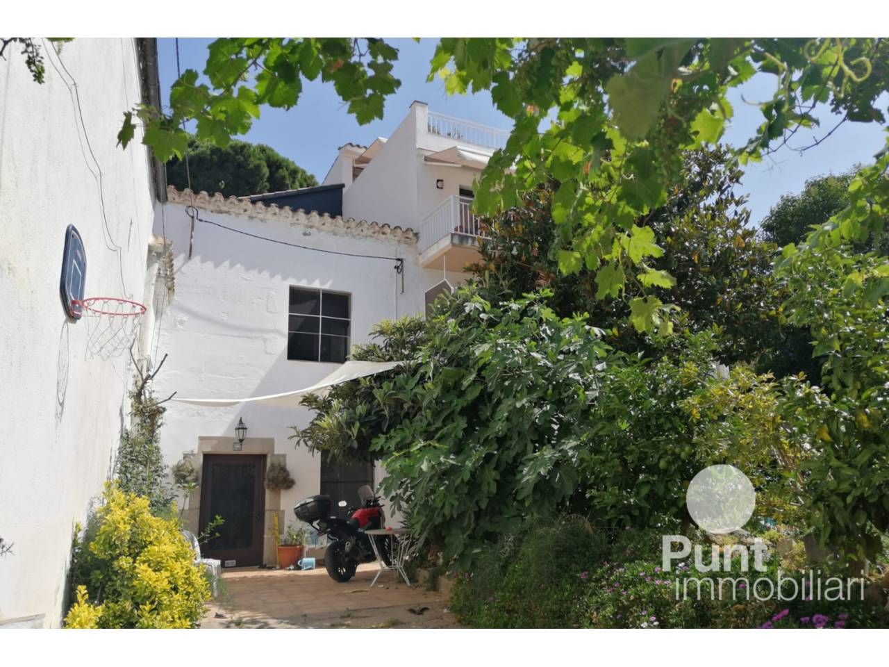 Vista exterior de Casa adosada de lloguer en Premià de Dalt amb Calefacció, Jardí privat i Parquet