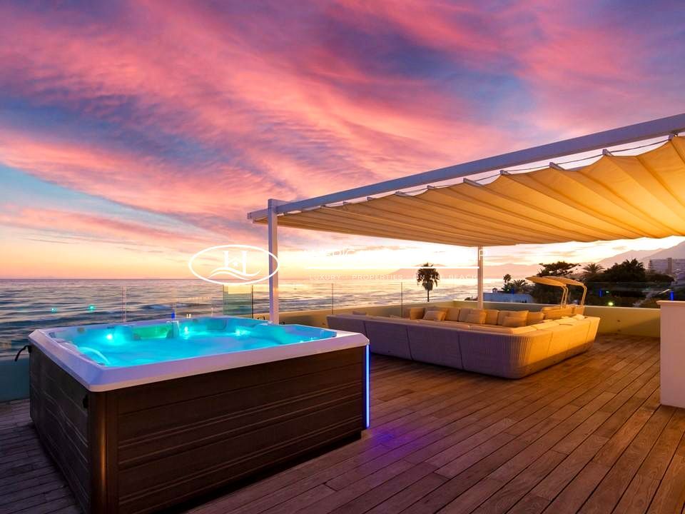 Terrace of House or chalet for sale in Marbella  with Air Conditioner, Heating and Private garden