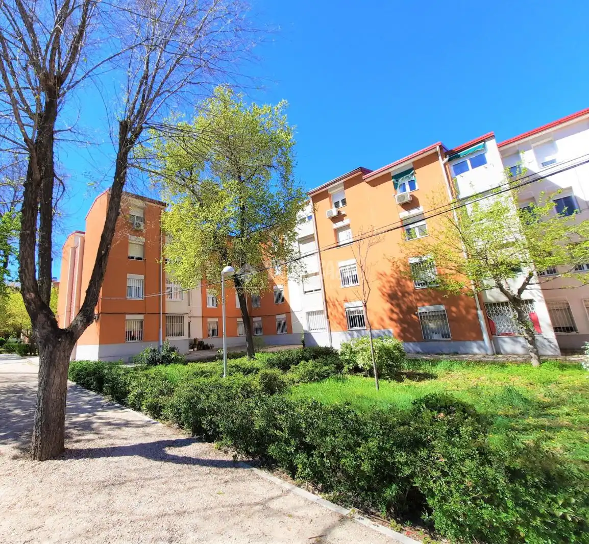 Vista exterior de Pis en venda en Madrid amb Calefacció