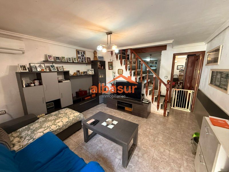 Sala d'estar de Casa adosada en venda en  Córdoba Capital amb Aire condicionat, Calefacció i Parquet