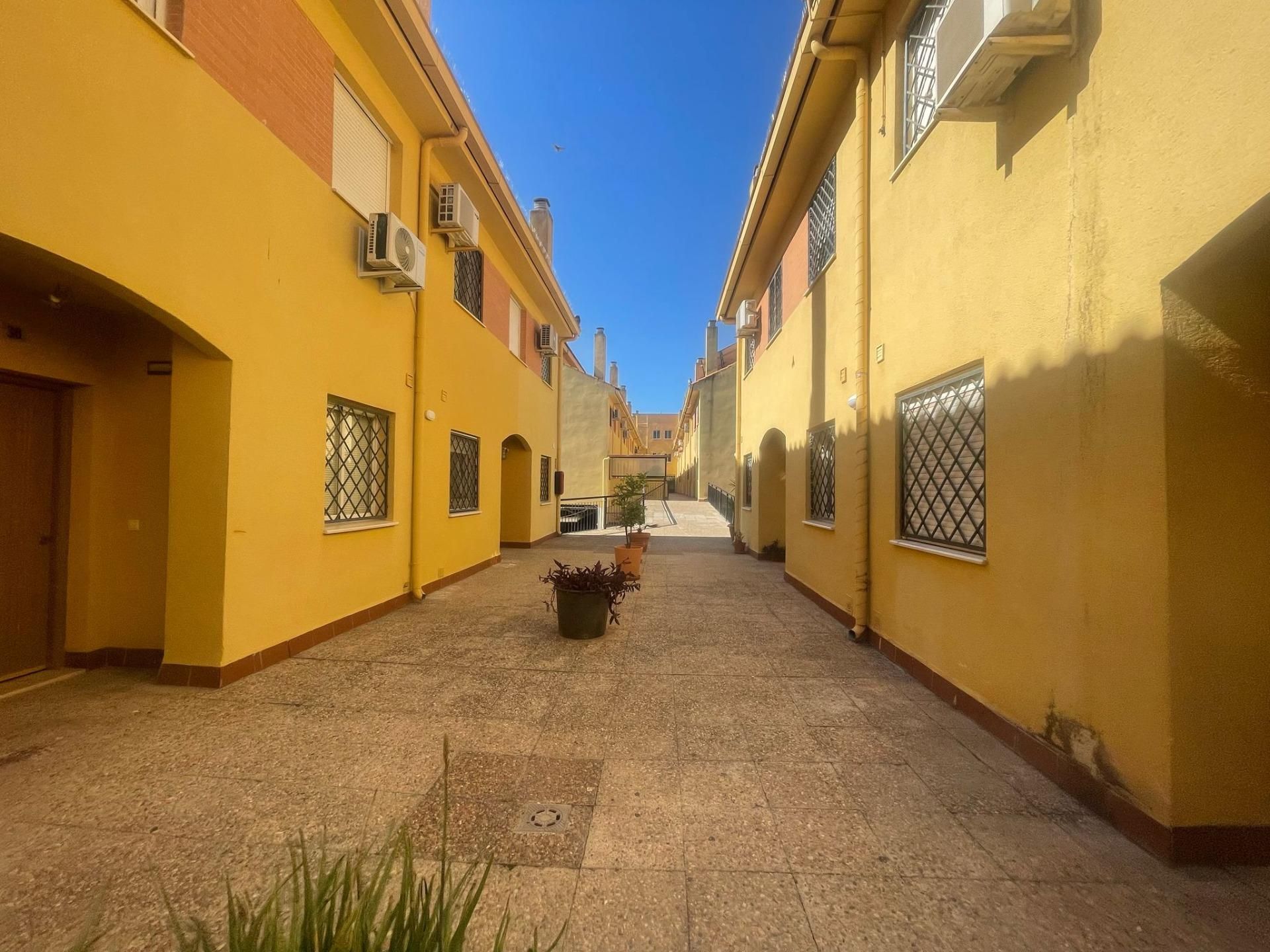 Exterior view of Single-family semi-detached for sale in Alcalá de Guadaira  with Air Conditioner, Terrace and Storage room