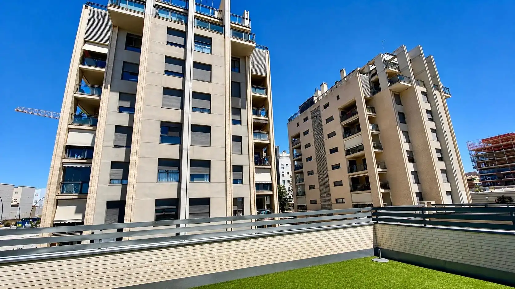 Vista exterior de Planta baja en venta en Paterna con Aire acondicionado, Calefacción y Jardín privado