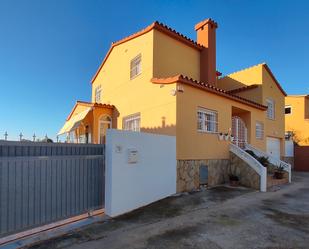 Vista exterior de Casa o xalet en venda en Vinaròs amb Calefacció, Jardí privat i Terrassa