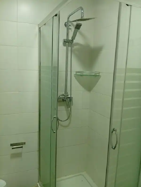 Badezimmer von Wohnung zur Miete in Elche / Elx mit Ofen und Waschmaschine