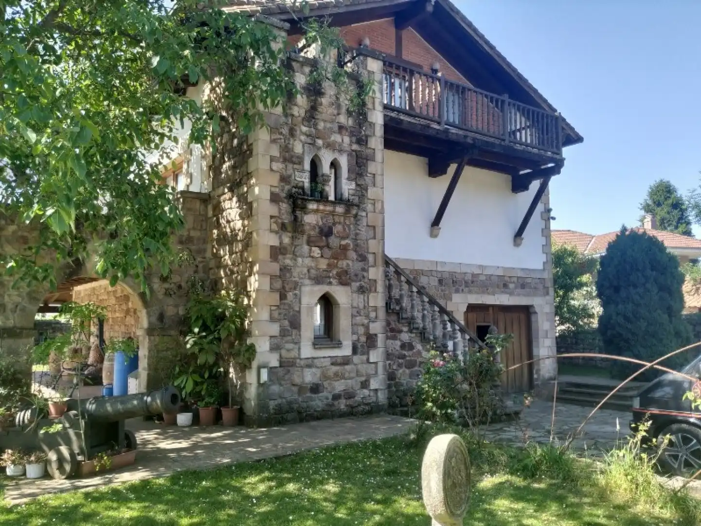 Vista exterior de Casa o xalet en venda en Cabezón de la Sal amb Calefacció, Jardí privat i Terrassa