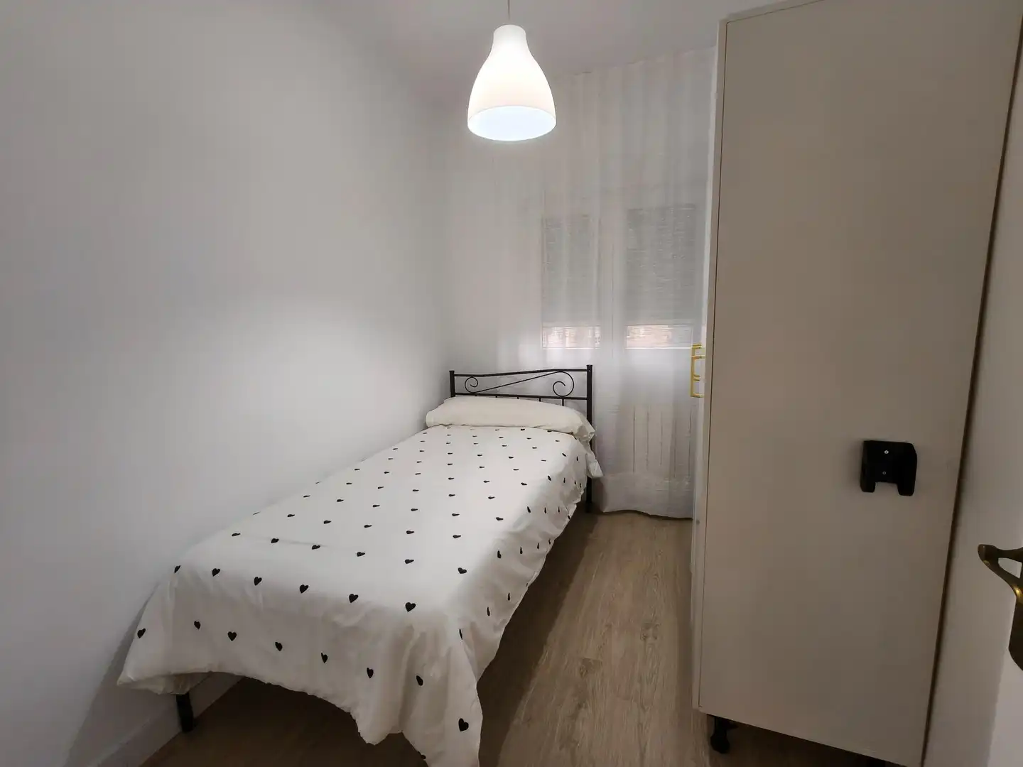 Dormitori de Pis de lloguer en Torrelavega  amb Parquet