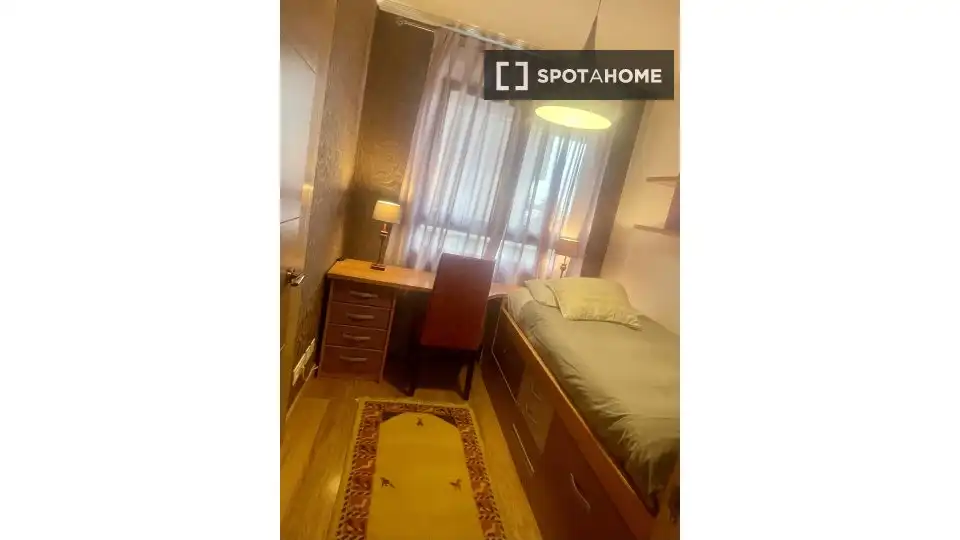 Schlafzimmer von Wohnung zur untervermieten in Erandio mit Klimaanlage, Heizung und Terrasse