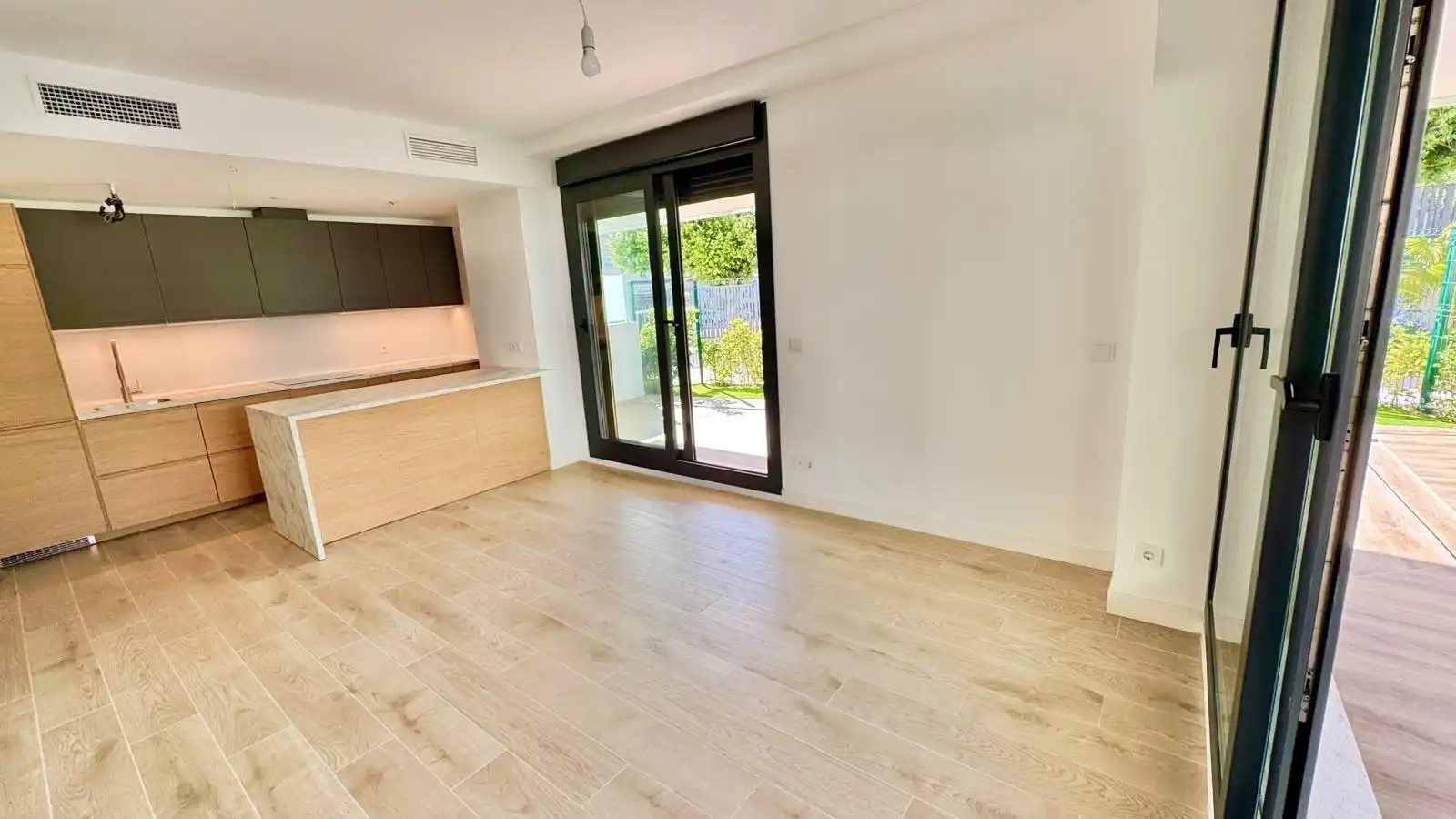 Habitación de Apartamento de alquiler en Torremolinos con Aire acondicionado, Calefacción y Jardín privado