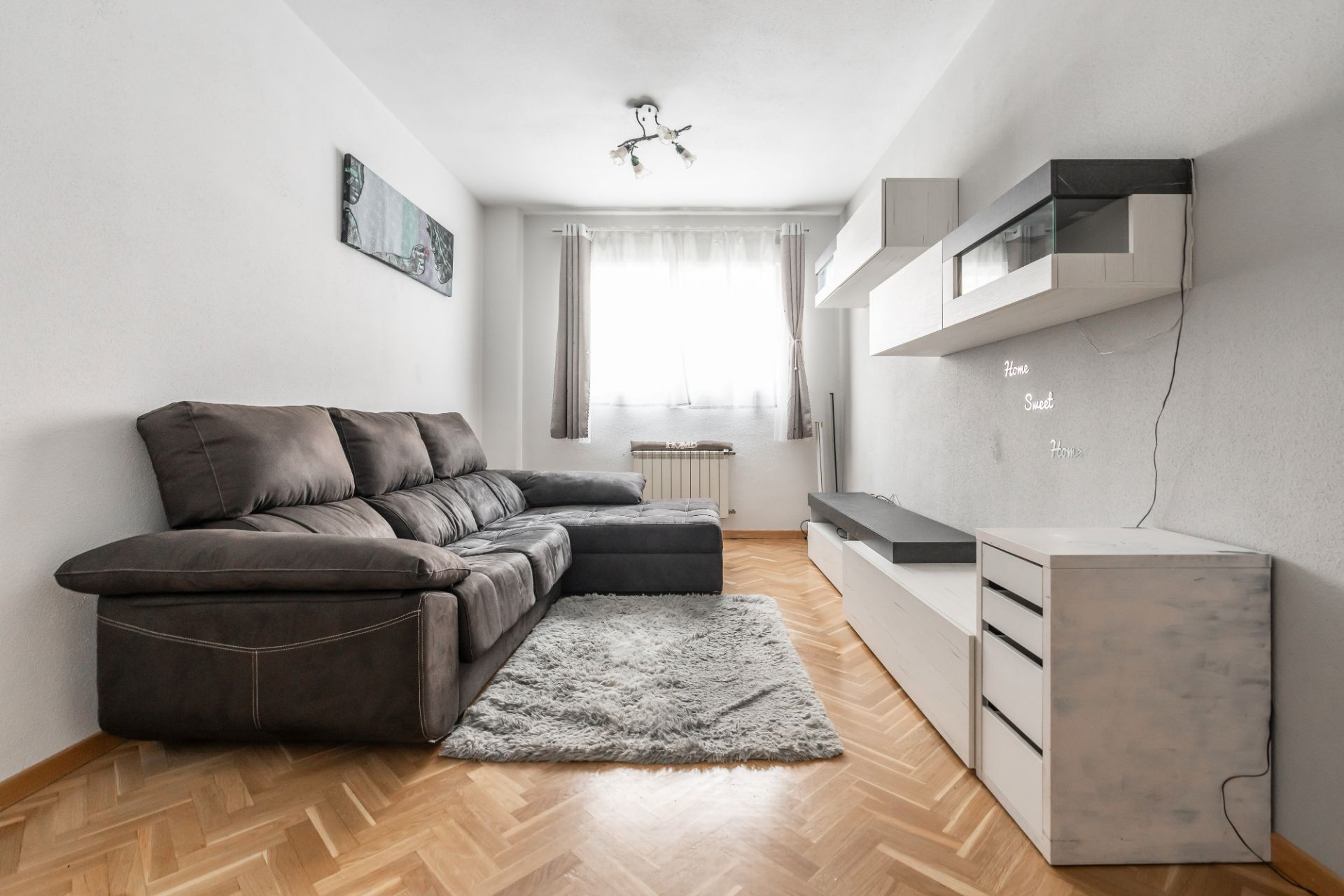 Living room of Flat for sale in  Madrid Capital  with Air Conditioner, Parquet flooring and Storage room