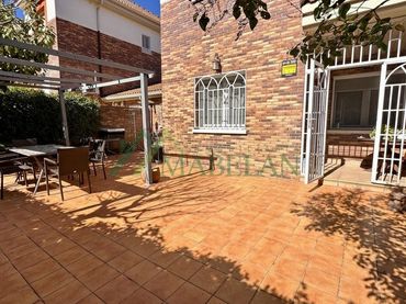 Semi-detached house with garden for sale in Valdemorillo pueblo