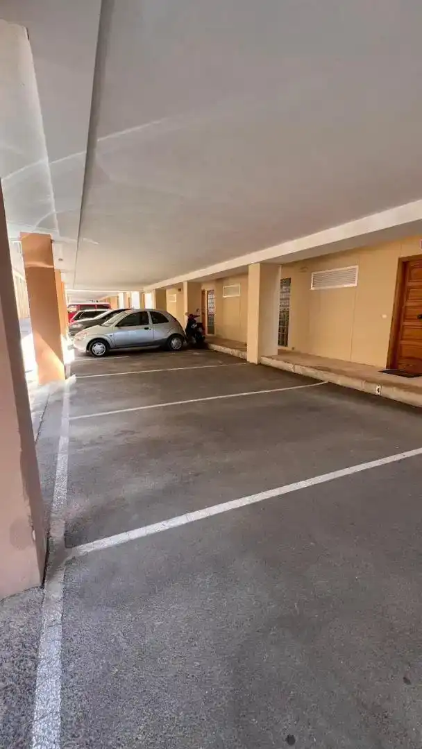 Parking de Dúplex de alquiler en Calpe / Calp con Aire acondicionado, Jardín privado y Parquet