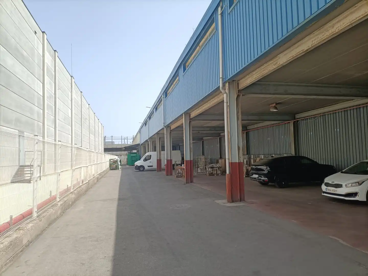 Vista exterior de Nave industrial de alquiler en Barcelona con Calefacción y Alarma