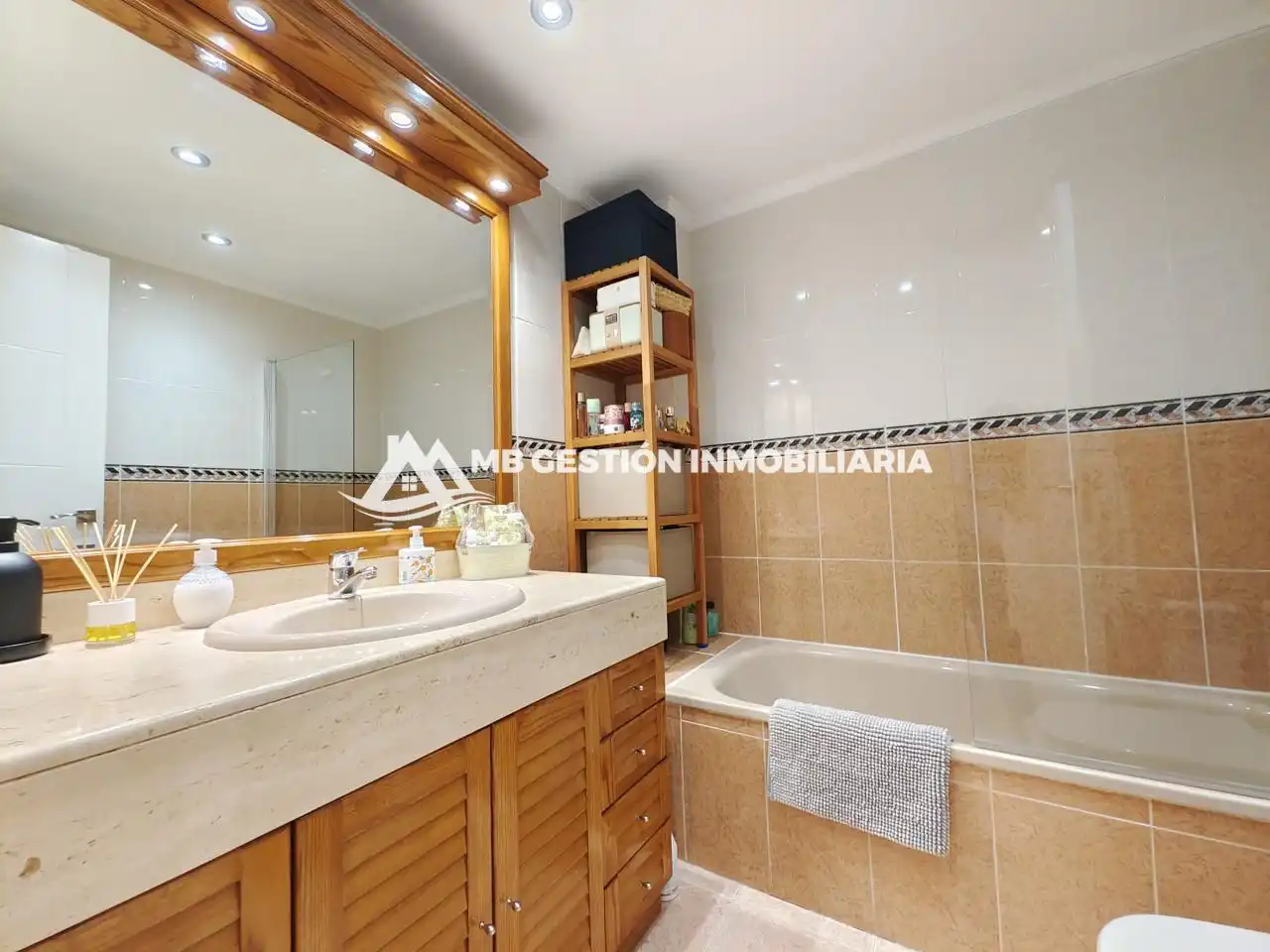 Baño de Piso en venta en Fuenlabrada con Aire acondicionado, Calefacción y Jardín privado