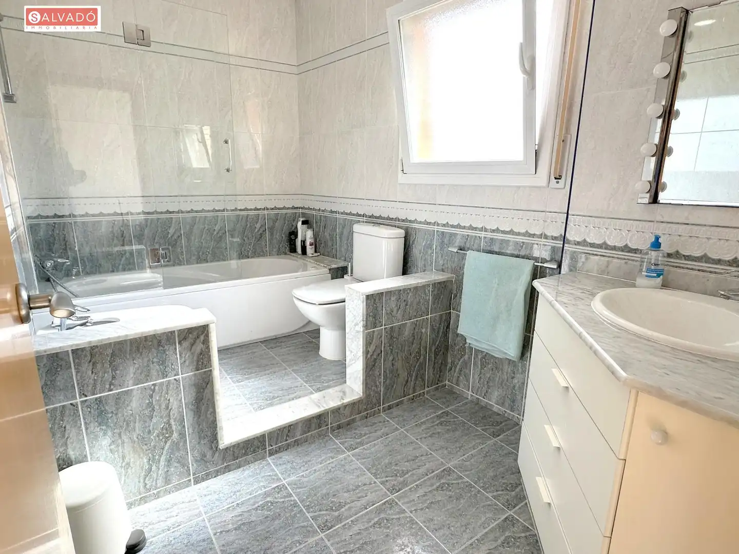 Baño de Casa o chalet en venta en El Vendrell con Calefacción, Jardín privado y Terraza