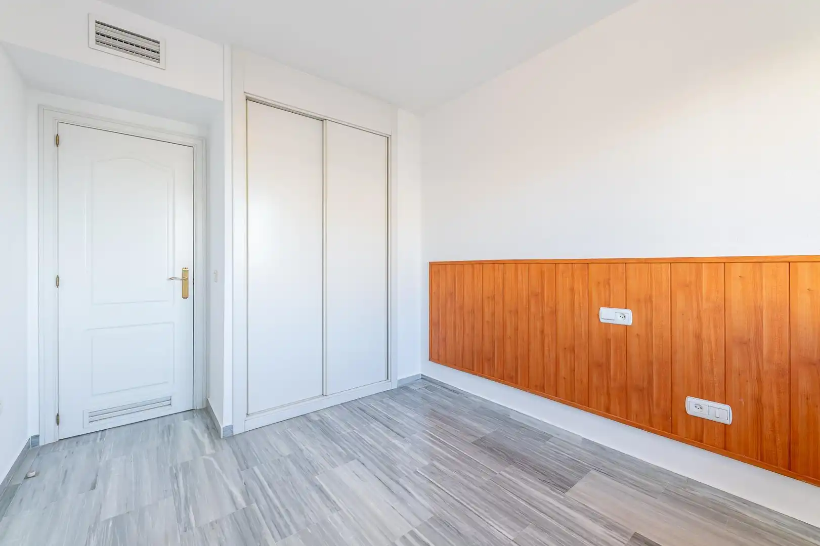 Dormitori de Apartament en venda en Torremolinos amb Aire condicionat, Calefacció i Jardí privat