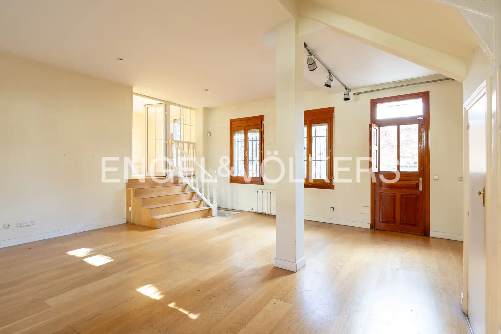 Außenansicht von Einfamilien-Reihenhaus zum Verkauf in Madrid mit Klimaanlage, Heizung und Privatgarten