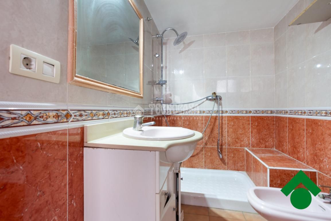 Badezimmer von Einfamilien-Reihenhaus zum Verkauf in Fuente Vaqueros