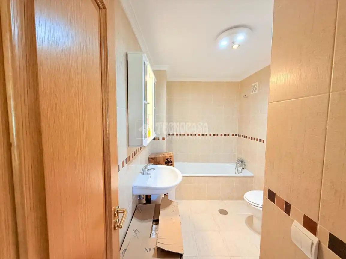 Baño de Piso en venta en Seseña con Calefacción, Terraza y Balcón