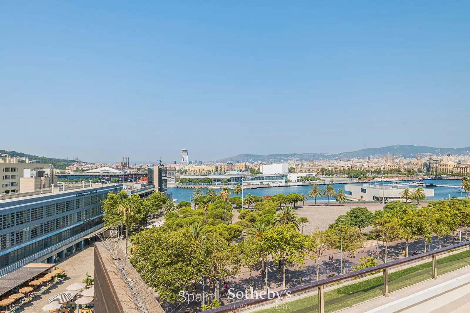 Vista exterior de Ático en venta en Barcelona con Aire acondicionado, Terraza y Piscina