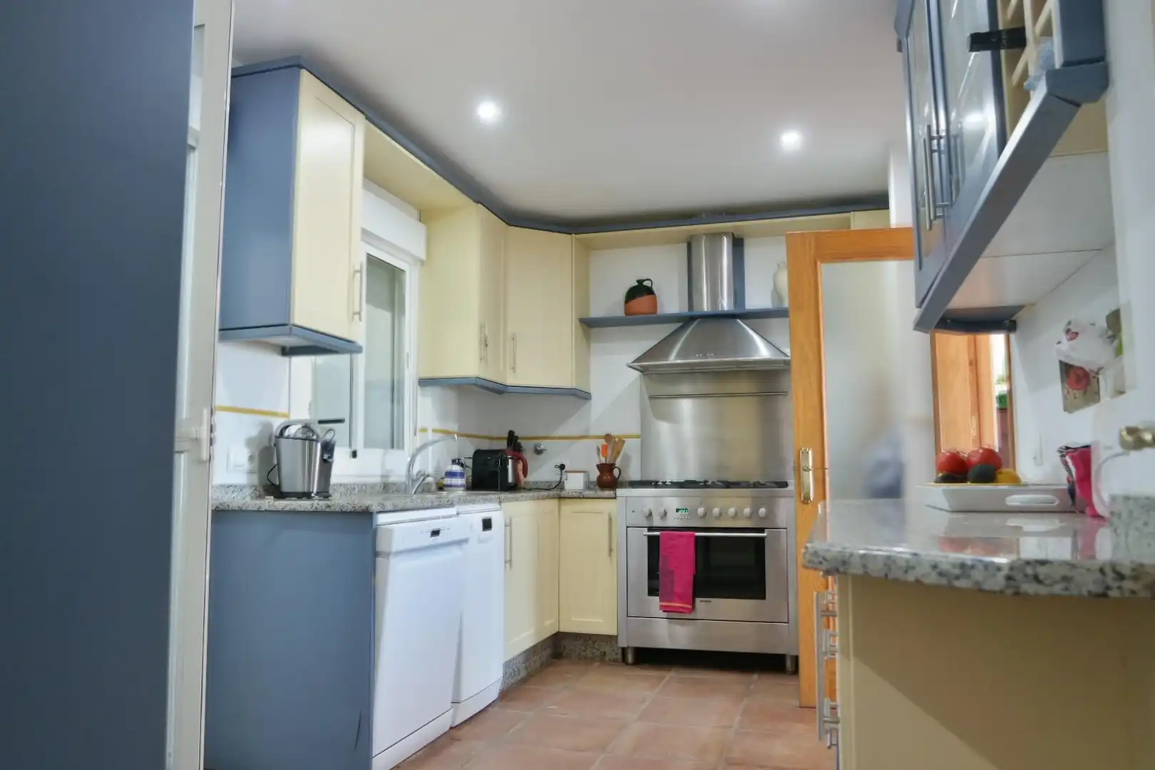 Küche von Haus zum Verkauf in Sanlúcar de Barrameda mit Klimaanlage, Heizung und Privatgarten