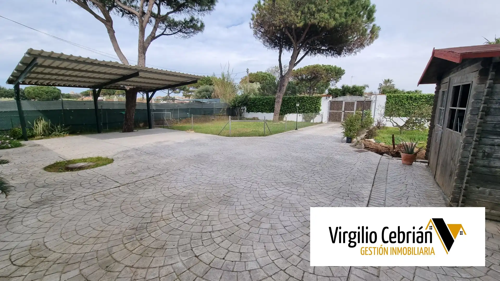 Aparcament de Casa o xalet en venda en Chipiona amb Aire condicionat, Jardí privat i Terrassa