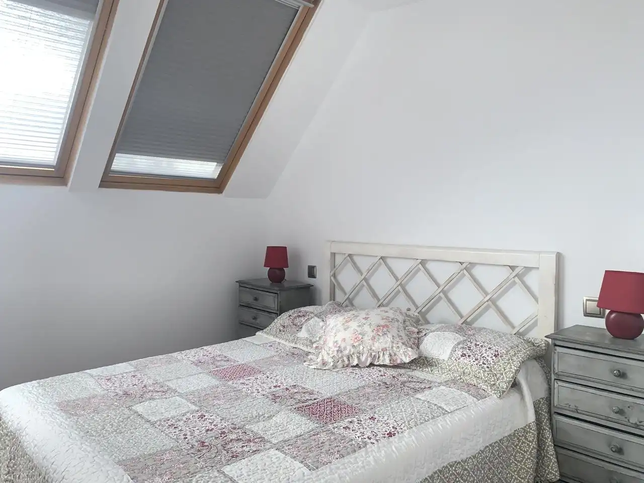 Schlafzimmer von Dachboden zur Miete in Madrid mit Klimaanlage, Heizung und Möbliert
