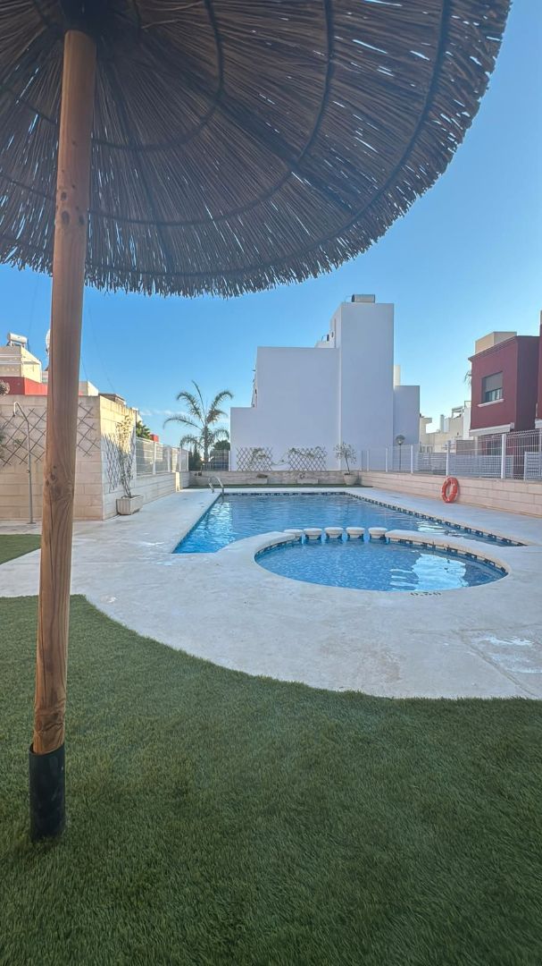 Piscina de Casa o chalet en venta en Torrevieja con Amueblado y Piscina comunitaria