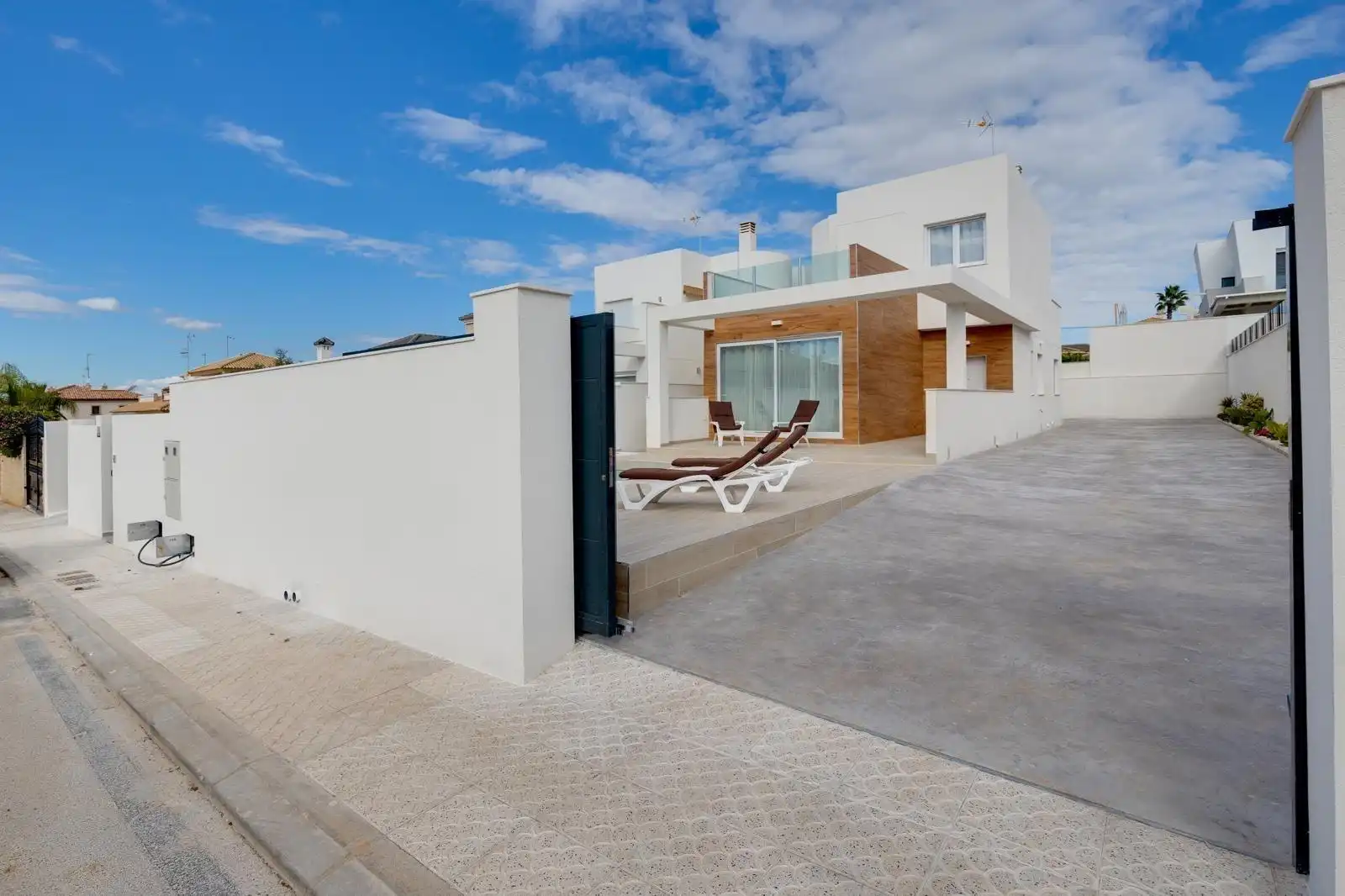 Vista exterior de Casa o chalet en venta en Torrevieja con Aire acondicionado, Terraza y Piscina