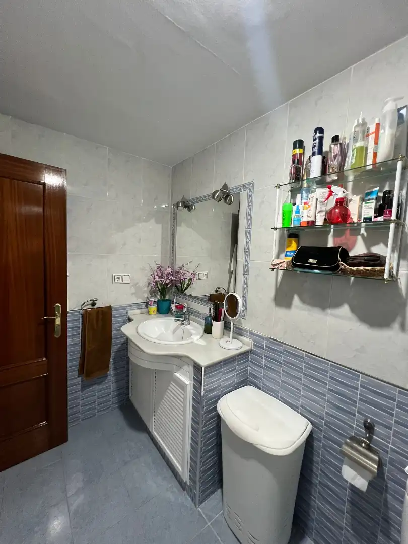 Badezimmer von Einfamilien-Reihenhaus zum Verkauf in La Rinconada mit Klimaanlage, Abstellraum und Balkon