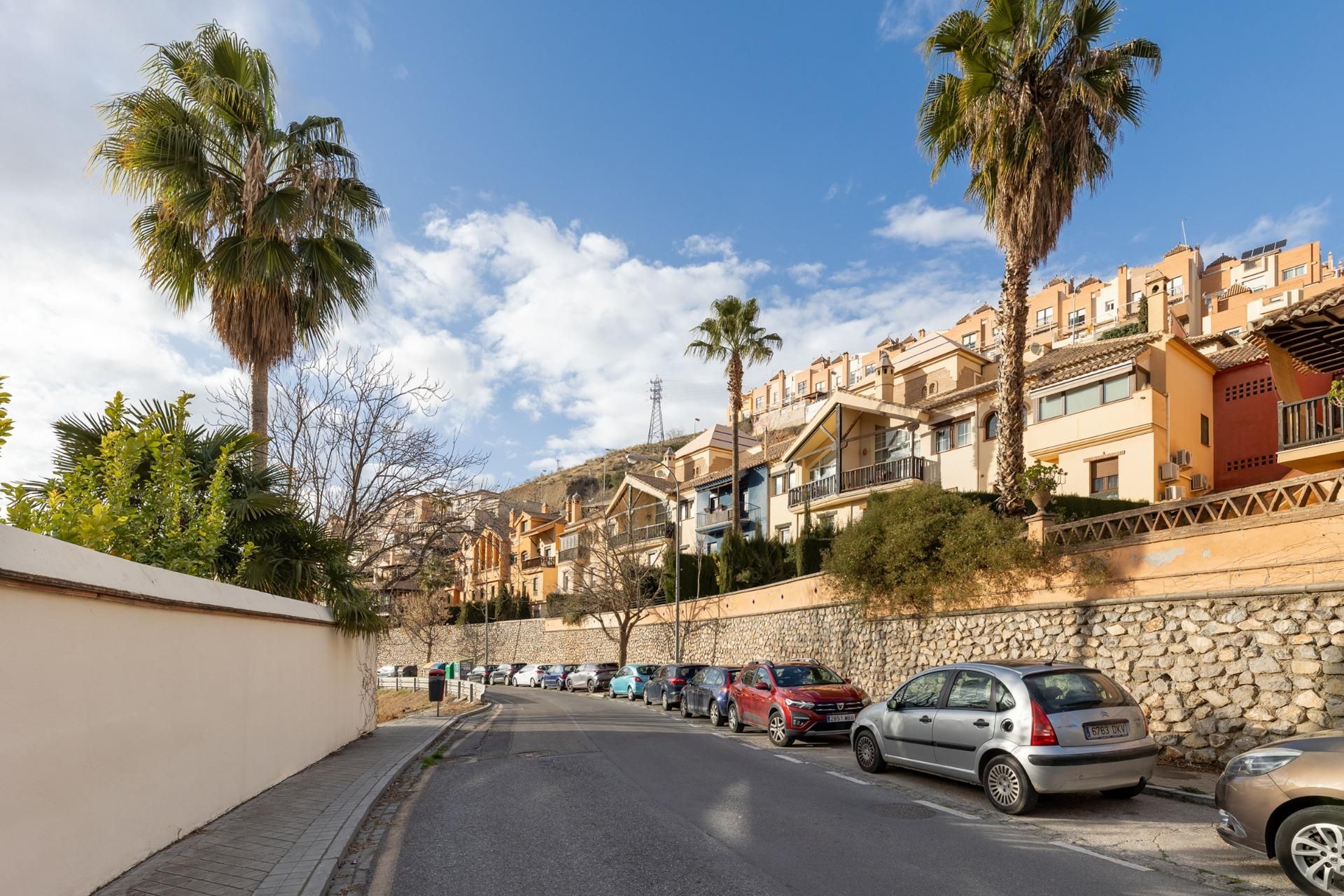 Vista exterior de Casa adosada en venta en  Granada Capital con Aire acondicionado, Calefacción y Jardín privado