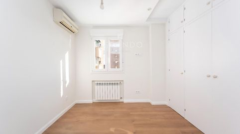 Piso de 3 dormitorios en alquiler totalmente reformado en urbanización privada con piscina y garaje. Barrio Castilla, Chamartin., immagine 3