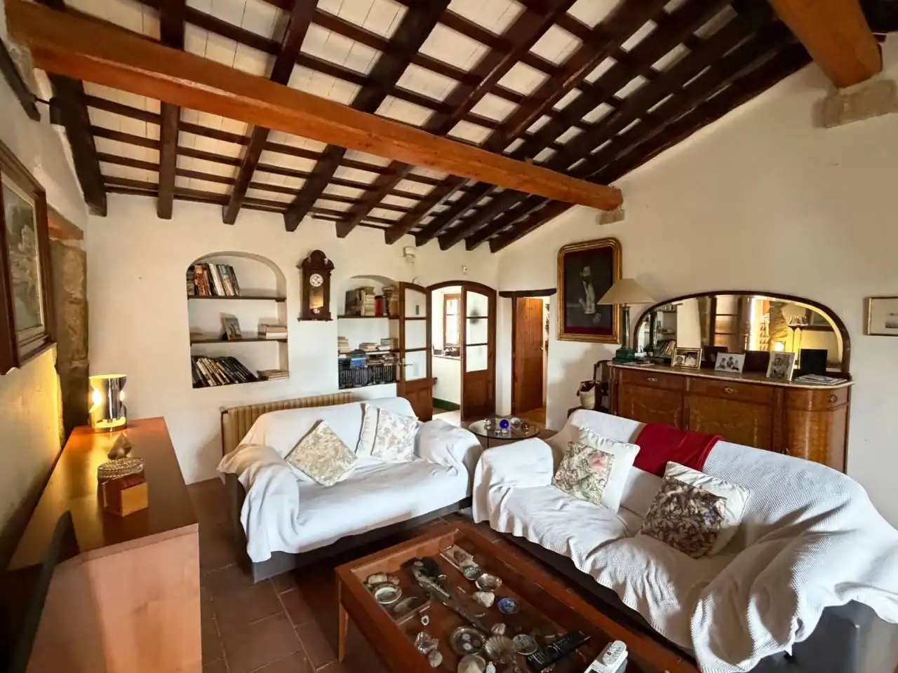Sala d'estar de Finca rústica en venda en La Tallada d'Empordà amb Aire condicionat, Calefacció i Jardí privat