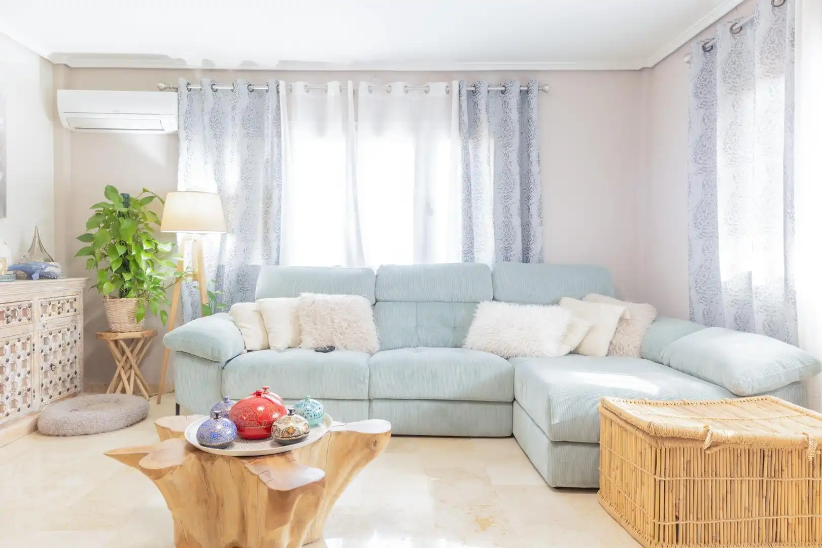 Sala d'estar de Casa o xalet en venda en Requena amb Jardí privat, Terrassa i Piscina