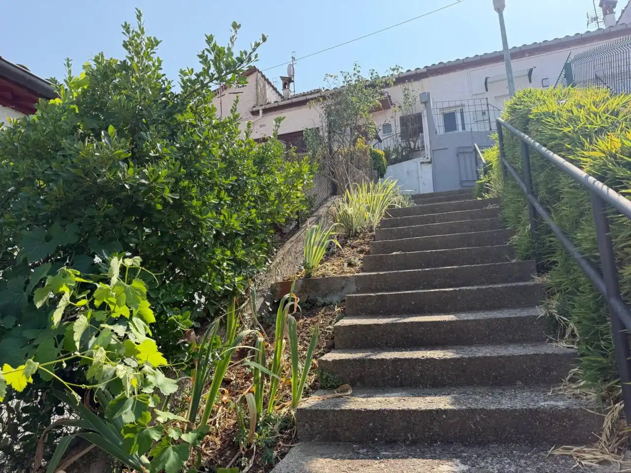 Außenansicht von Haus oder Chalet zum Verkauf in Olot mit Klimaanlage, Heizung und Privatgarten