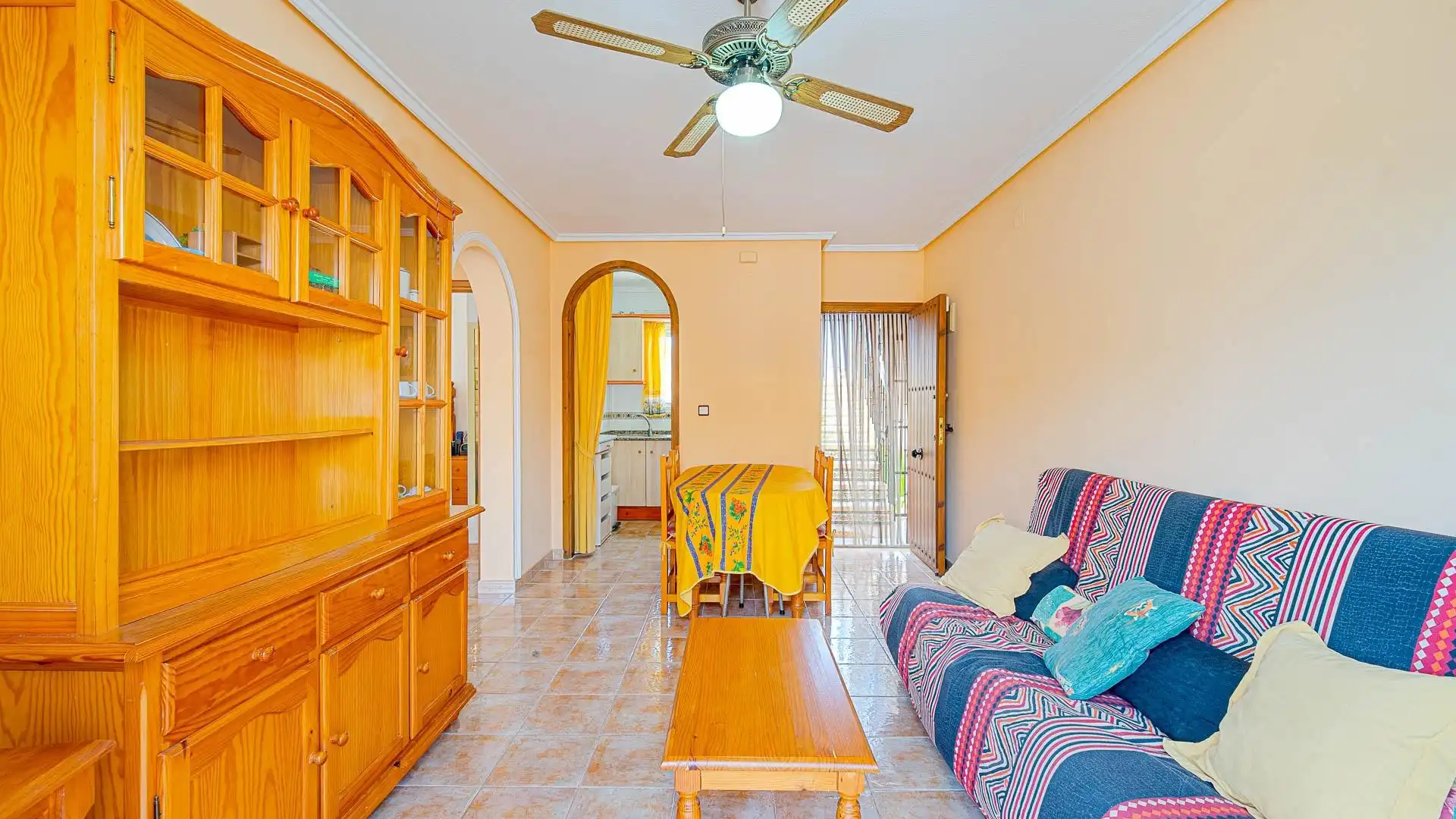 Sala d'estar de Casa o xalet en venda en Torrevieja amb Moblat, Balcó i Piscina comunitària