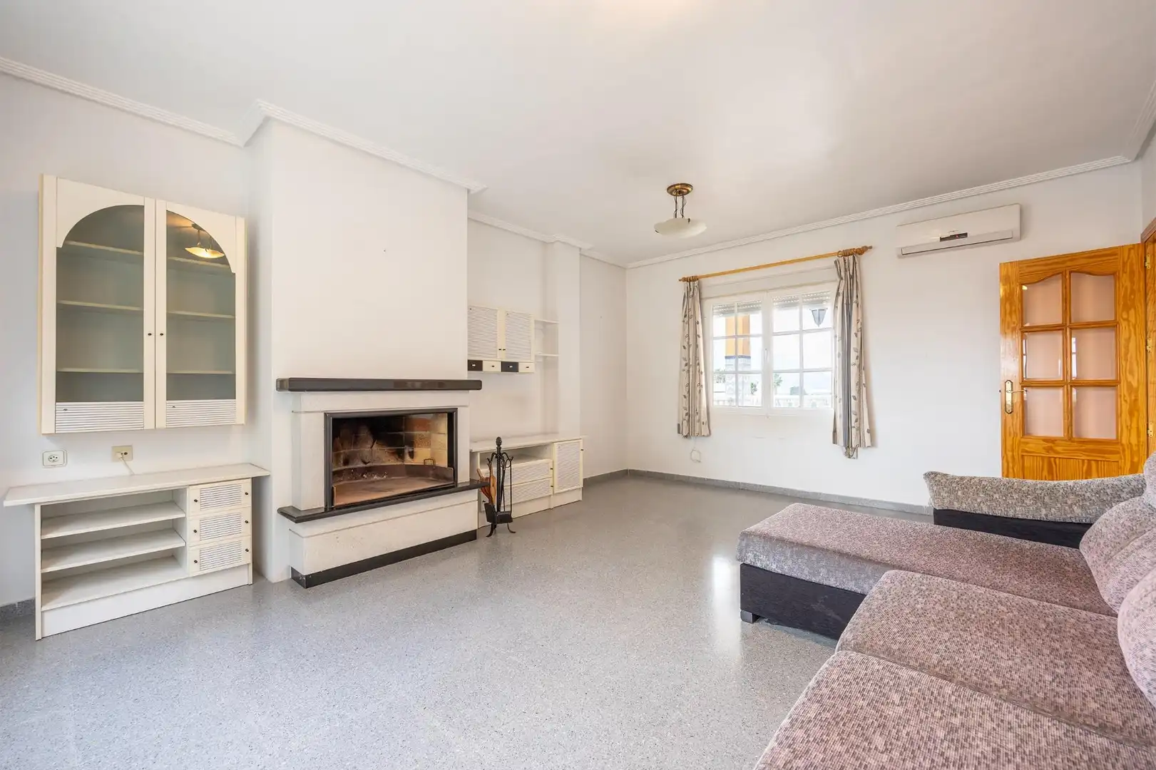Sala d'estar de Casa o xalet en venda en Orihuela amb Aire condicionat, Jardí privat i Terrassa