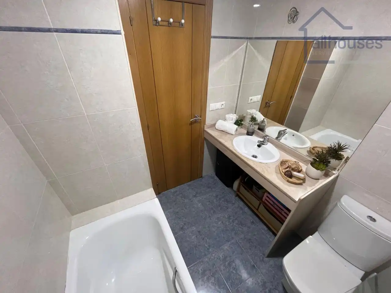 Baño de Apartamento en venta en Vigo  con Calefacción, Piscina y Amueblado